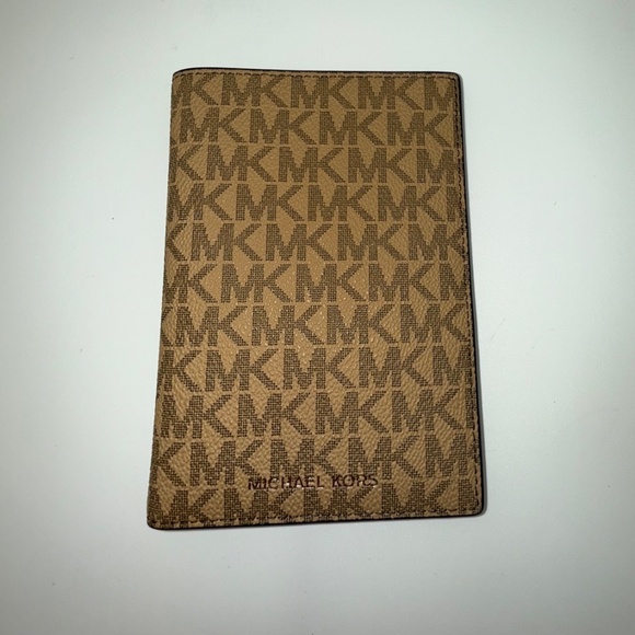 MICHAEL KORS MONOGRAM WALLET! - Picture 7 of 16